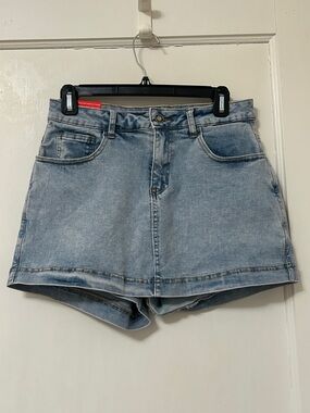 NWT!! Women’s Skirt BL Light Wash Denim Skort - Size Medium